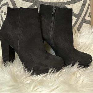 ✨Report faux suede ankle booties size 6 ✨
